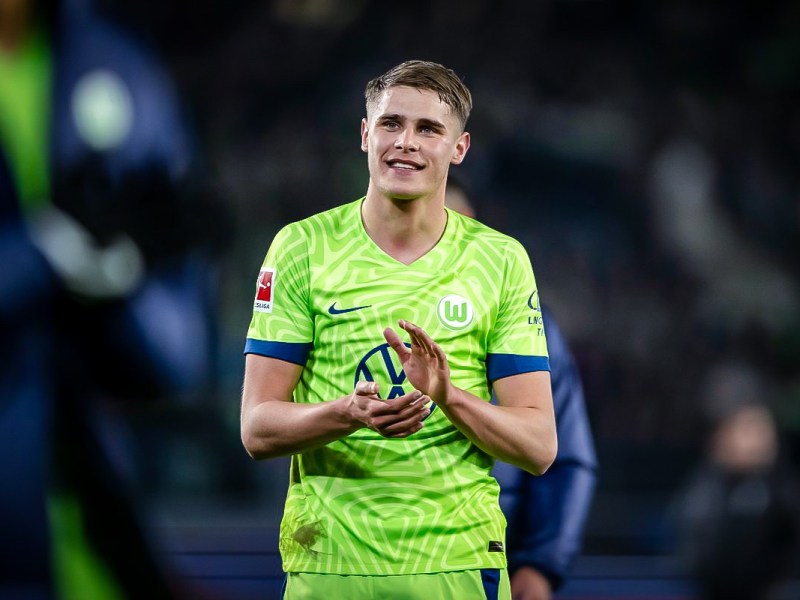 Tottenham to sign Micky van de Ven for €35m until 2028